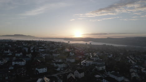 Luftvideo-Der-Stadt-Trondheim-Im-Sonnenuntergang