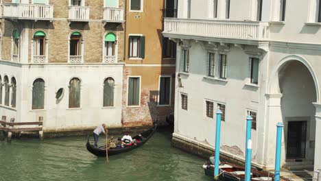 Turistas-En-Góndola-Tradicional-En-El-Gran-Canal,-Venecia