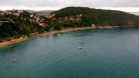 Drohnenansicht-Der-Strandhäuser-Von-Einer-Klippe-Am-Ufer-In-Brasilien,-Rio-De-Janeiro