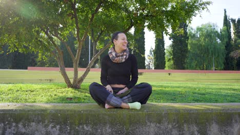 Yogalehrer-Dehnt-Sich-Und-Schaut-Einen-Schüler-Während-Des-Unterrichts-Lachend-An