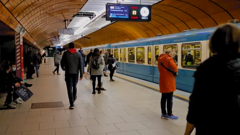 Passagiere-Mit-Gesichtsmasken-Am-U-Bahn-Terminal-In-München,-Deutschland,-Warten-Auf-Den-Ankommenden-Zug