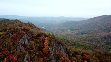 Cliffs-above-Banner-Elk-NC,-Banner-Elk-North-Carolina-in-4k-in-Fall