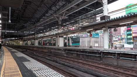 Zeitraffer-Des-Be--Und-Entladens-Von-Zügen-Im-Bahnhof-Tokio,-Japan