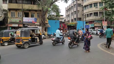 Eine-Frau-Versucht,-Eine-Belebte-Straße-In-Der-Nähe-Von-Shaniwar-Wada-In-Pune,-Indien,-Zu-überqueren