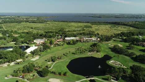 Luftaufnahme-Des-Mission-Inn-Resorts-Mit-Prestigeträchtigem-LPGA-Golfplatz-In-Howey-in-the-Hills,-Florida
