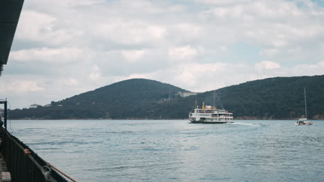 Meereslandschaft-Der-Prinzeninseln-In-Istanbul-Mit-Einer-Weißen-Fähre,-Schiffen-Und-Booten,-Die-Auf-Dem-Marmarameer-Segeln,-Mit-Fliegenden-Möwen-In-Zeitlupe