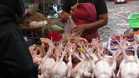 Hühnerverkäufer-Auf-Traditionellen-Märkten-Während-Der-Koronapandemie,-Covid-19