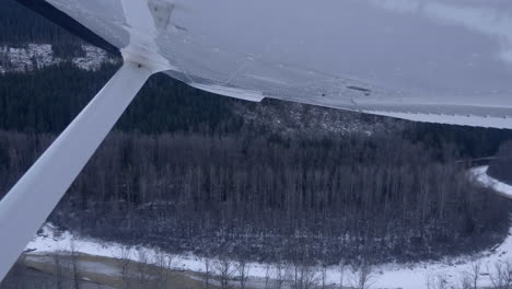 Blick-Unter-Ein-Cessna-172-Flugzeug,-Das-Während-Der-Wintersaison-Vom-Flughafen-Pemberton-In-Kanada-Abfliegt