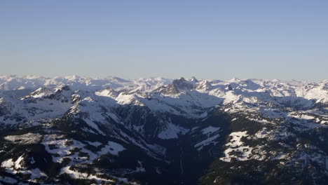 Picos-De-Montaña-Cubiertos-De-Nieve-Durante-El-Invierno-En-Canadá