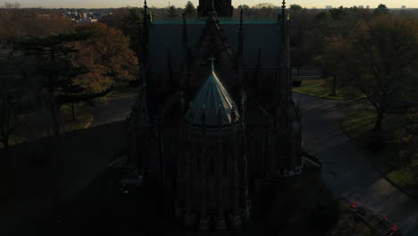 Eine-Luftaufnahme-über-Einer-Kathedrale-Im-Schatten,-Aufgenommen-Bei-Sonnenaufgang