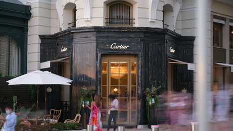 Gente-Caminando-Frente-A-Cartier-Boutique-En-Monaco,-Monte-Carlo,-Francia