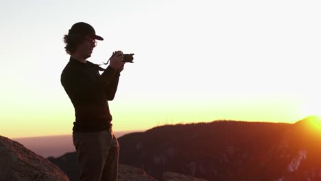Junger-Fotograf-Macht-Auf-Dem-Gipfel-Des-St.-Peters-Dome-Ein-Sonnenuntergangsfoto