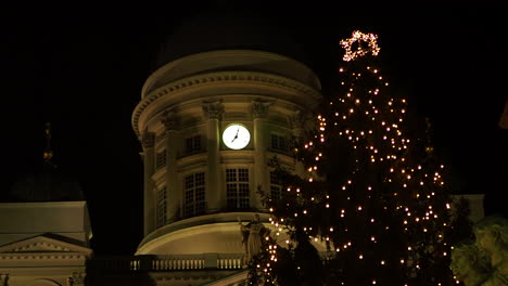 árbol-De-Navidad-Con-La-Cúpula-De-La-Catedral-De-Helsinki-Al-Fondo-Por-La-Noche