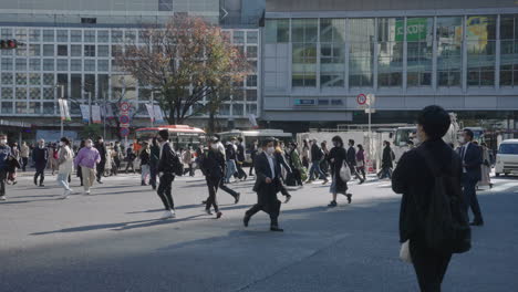 Escena-De-Japoneses-Pasando-Por-Las-Calles-Del-Cruce-De-Scramble-Shibuya-Durante-Una-Pandemia-En-Tokio,-Japón