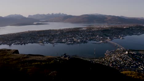 Beeindruckende-Landschaft-über-Dem-Berglift-Und-Tromsø-In-Norwegen