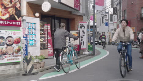 Los-Japoneses-Usan-Bicicletas-Como-Medio-De-Transporte-En-La-Calle-En-El-Barrio-De-Sangubashi-En-Tokio