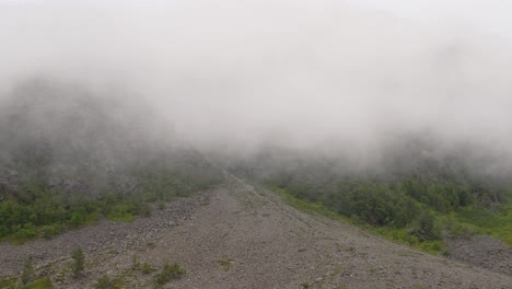 Una-Espesa-Niebla-Desciende-En-La-Cima-De-La-Montaña