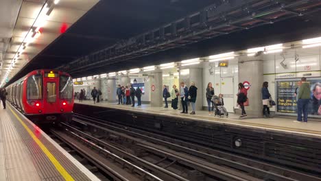 Die-Londoner-U-Bahn-Ist-über-150-Jahre-Alt-Und-Eines-Der-Größten-Schnellverkehrssysteme-Der-Welt