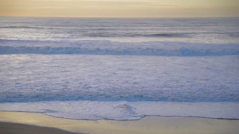 Waves-moving-peacefully-at-twilight-in-Half-Moon-Bay,-California