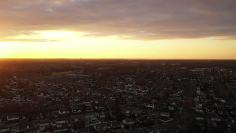 Eine-Luftaufnahme-Aus-Einem-Hohen-Winkel-über-Ein-Langes-Inselviertel-Während-Eines-Goldenen-Sonnenaufgangs