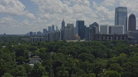 Atlanta-Georgia-Aerial-V607-Überführung-Durch-Das-Viertel-Ansley-Park-Und-Wolkenkratzer-In-Midtown-–-Juli-2020