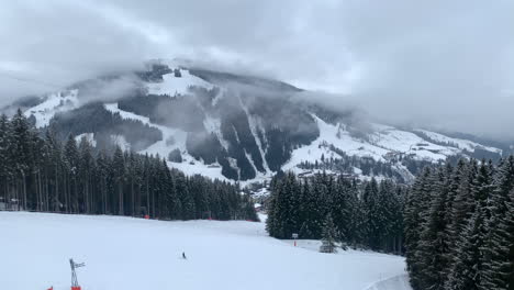 Paisaje-Invernal-Con-Imágenes-Vívidas-De-Nubes-Dando-Vueltas-Alrededor-De-Los-Alpes-Al-Fondo-En-Austria