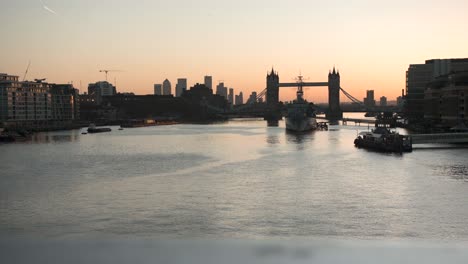 Static-Time---lapse-of-Tower-Bridge-at-sunrise-with-HMS-Belfast-in-front