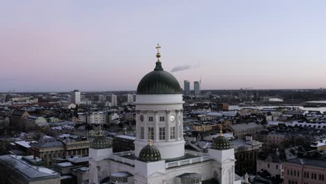 Schöne-Luftaufnahme-Von-Der-Helsinki-Kathedrale-Mit-Buntem-Himmel-Im-Hintergrund