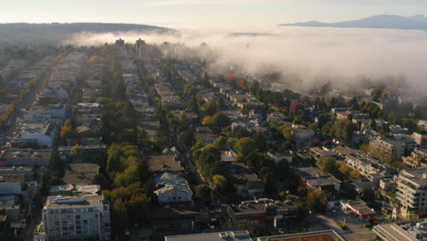 Vista-Aérea-De-La-Niebla-Matutina-Que-Se-Adentra-En-Un-Barrio-Residencial-De-Vancouver