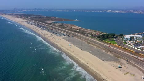 Aufsteigende-Drohnenaufnahme-Des-Strandes-Von-Coronado,-Der-Die-Wellen,-Den-Sand-Des-Pazifischen-Ozeans-Und-Sogar-Die-Bucht-Von-San-Diego-Zeigt