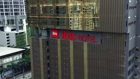 Luxuriöses-Ibis-Hotelgebäude-Im-Stadtzentrum-Von-Kuala-Lumpur,-Malaysia
