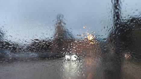 Verschwommene-Sicht-Außerhalb-Eines-Autos-Durch-Nasses-Fenster-Mit-Regentropfen---Unscharf
