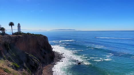 Kleine-Bootsfahrt-Im-Pazifischen-Ozean-In-Rancho-Palos-Verdes-Mit-Einem-Leuchtturm-Und-Der-Insel-Catalina-Im-Hintergrund