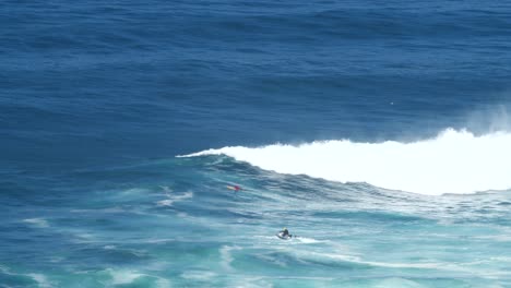La-Ola-Rompe-Frente-A-Un-Surfista