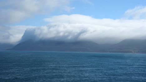 Largas-Nubes-Blancas-Que-Cuelgan-Sobre-Los-Acantilados-En-La-Costa-De-La-Isla-Norte-De-Nueva-Zelanda