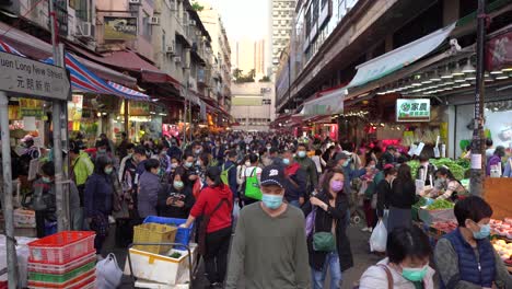 Mercado-Abarrotado-De-Hong-Kong-Con-Asiáticos-Usando-Máscaras-Faciales-Durante-La-Pandemia-De-Covid-19-Llena-De-Variedad-De-Puestos-Que-Venden-Comida