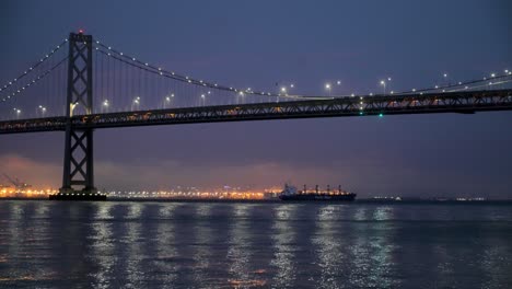 San-Francisco-Bay-Bridge-Und-Frachtschiff-Nach-Sonnenuntergang