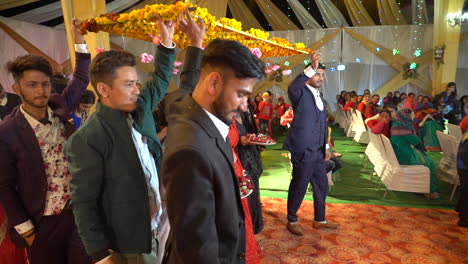 Indische-Hochzeit-In-Dehradun-In-Uttarakhand,-Indien,-Braut-Naht-Mit-Ihren-Brüdern,-Indische-Rituale