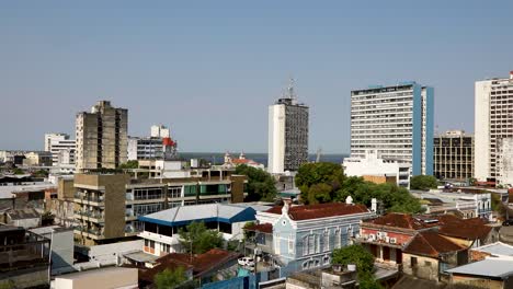 Manaus,-Brasilien-Stadtaufnahme-Im-Vordergrund-Mit-Dem-Amazonas-Und-Dem-Regenwald-Am-Horizont