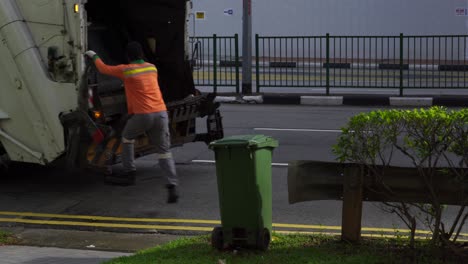 Der-Müllsammler-Erledigt-Seine-Arbeit-Schnell.-Singapur-Straßen
