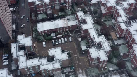 Luftdrohnenschwenk-Nach-Unten-Geschossen-über-Wohngebieten-In-London,-Die-Im-Winter-Von-Starkem-Schnee-Bedeckt-Sind