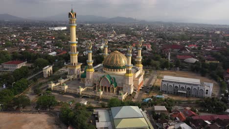Wunderschönes-Äußeres-Der-Islamischen-Zentrumsmoschee-In-Mataram,-Lombok,-Indonesien-Mit-Farbenfroher-Kuppel-Und-Hohem-Minarett---Luftdrohne
