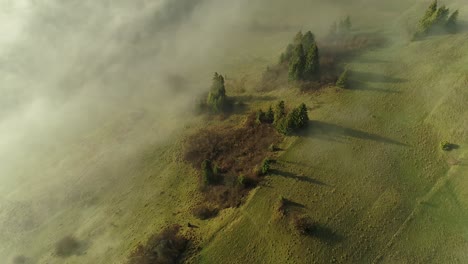 Panoramablick-Von-Oben-Auf-Das-In-Nebel-Gehüllte-Land