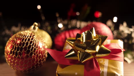 Goldenes-Weihnachtsgeschenk-Und-Rote-Banddekoration-Mit-Lichtern