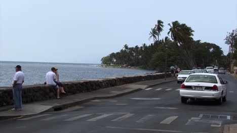 People-on-the-street-and-traffic-in-Lahaina,-Maui,-Hawaii