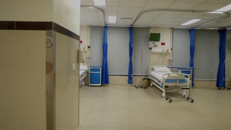 Pasando-Fila-De-Camas-Vacías-En-La-Sala-Del-Hospital
