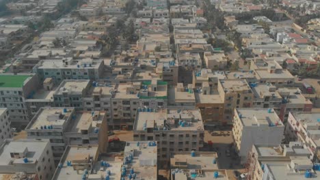 Vista-Aérea-De-Apartamentos-Residenciales-En-El-Acantonamiento-De-Clifton-En-Karachi,-Pakistán