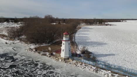 4k-drone-video-of-Cheboygan,-Michigan-lighthouse-in-winter