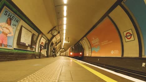 Eine-Fast-Leere-U-Bahn-Station-Im-Südwesten-Londons-Auf-Der-Nordlinie-Während-Der-Sperrung-Von-Covid19-Im-Jahr-2021