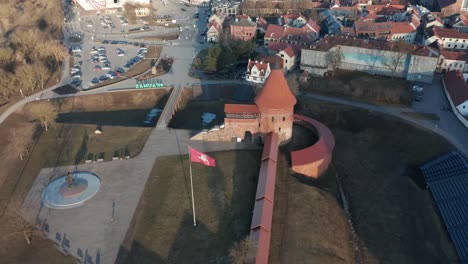 Luftaufnahme:-Schwenkende-Litauische-Flagge-In-Der-Nähe-Der-Burg-Kaunas-An-Einem-Goldenen-Abend